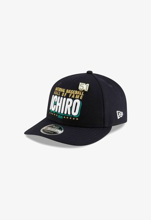 Marineblaue Baseballmütze mit besticktem Text: "National Baseball Hall of Fame Ichiro 2025" und Nummer "51." Mit einem gebogenen Schirm und verstellbarem Riemen.