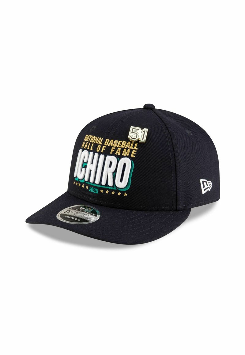 Marineblaue Baseballmütze mit besticktem Text: "National Baseball Hall of Fame Ichiro 2025" und Nummer "51." Mit einem gebogenen Schirm und verstellbarem Riemen.