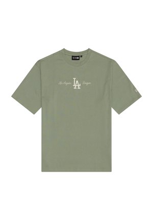 Oliwkowa, krótkorękawowa koszulka z logo "LA" i napisem "Los Angeles Dodgers" w kolorze kremowym nadrukowanym na środku przodu.