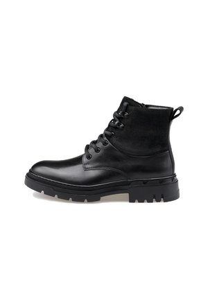 Stivale alla caviglia nero con finitura in pelle liscia e dettagli in suede. Presenta una punta rotonda, design con lacci e una suola in gomma testurizzata.