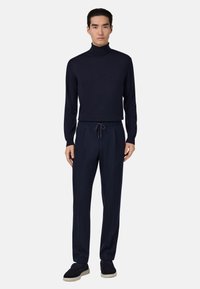 Námornícky rolák s dlhými rukávmi, v kombinácii s nohavicami na šnúrku v rovnakom odtieni námorníckej modrej. Tkanina je hladká, ľahučká a priliehavá.