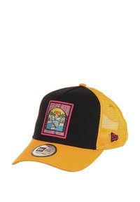 Schwarze und gelbe Mesh-Snapback-Cap mit gebogenem Schirm, die mit einem Grafik-Patch versehen ist, auf dem "Feeling Good Summer Vibes" und ein farbenfrohes Design zu sehen sind.