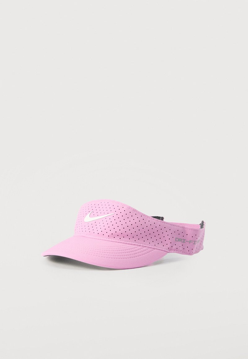 Ροζ αθλητικό καπέλο με οπή Nike Dri-FIT, λευκό λογότυπο Swoosh και ρυθμιζόμενο πίσω λουράκι σε απλό φόντο.