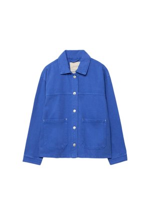 Blauwe spijkerjas met knopen aan de voorkant, twee grote zakken, kraag en lange mouwen op een witte achtergrond.