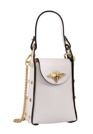 Petit sac à main en cuir blanc avec bordure noire, ornement abeille doré sur le rabat, clous dorés sur les côtés et bandoulière chaîne dorée.