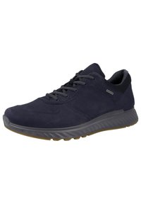 Sneaker blu navy con tomaia in suede, lacci grigi e suola in gomma testurizzata. Presenta un colletto e una linguetta imbottiti per il comfort. Materiale impermeabile.
