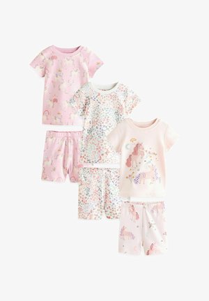 Tre sæt børnepyjamas med korte ærmer og shorts. Designene har enhjørninger, slotte, regnbuer og blomster i pastelfarver.