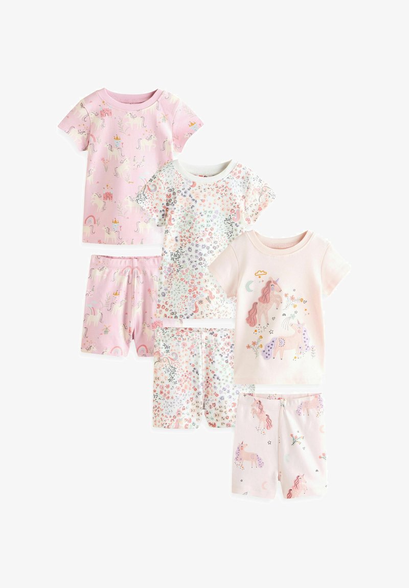 Három szett gyerek pizsama rövid ujjú felsővel és rövidnadrággal. A minták unikornisokat, kastélyokat, szivárványokat és virágos motívumokat ábrázolnak pasztell színekben.