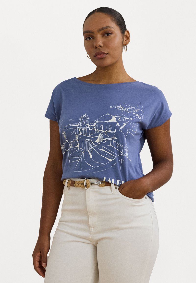 Σακάκι μπλε από βαμβάκι με κοντό μανίκι, που διαθέτει άσπρη γραφική απεικόνιση ενός παράκτιου χω�ριού και την ένδειξη "LAUREN" κοντά στην κάτω πλευρά.