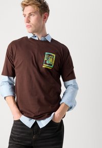 Scotch & Soda RELAXED brązowy