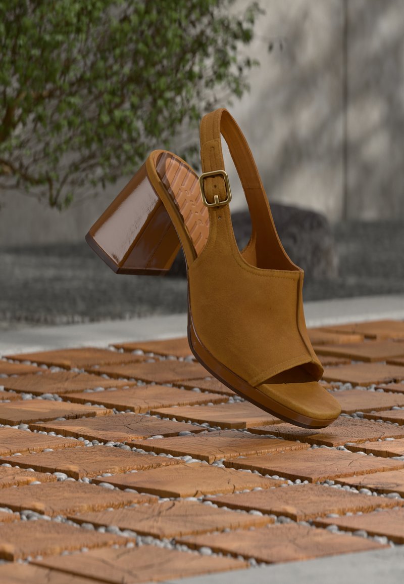 Σανδάλι slingback από ταμπά σουέτ με κλειστή μύτη και γυαλιστερό, χοντρό τακούνι. Διαθέτει ορθογώνια αγκράφα και υφή στη σόλα.