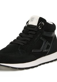 Sneaker alta nera in suede con dettagli in pelle nera liscia, suola in gomma e lacci testurizzati. Presenta una linguetta in pelle bianca con logo.