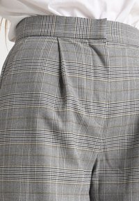 Vero Moda Kalhoty - black