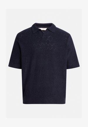 Námornícky polo sveter s krátkym rukávom vyrobený z textúrovanej pleteniny, s rebrovaným golierom, výstrihom do V a detailmi v diamantovom vzore.