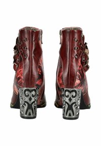 Stivaletti alla caviglia in pelle rossa con ritagli decorativi e un tacco decorato con accenti argentati ornati. Superficie testurizzata con design floreale.