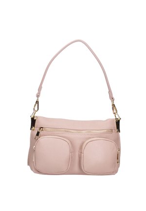 Sac à bandoulière en cuir rose clair avec une seule sangle, des fermetures éclair dorées, une poche zippée supérieure et deux poches avant arrondies avec fermeture éclair.