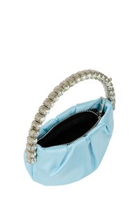 Kék selyem kézitáska textúrázott felülettel, ívelt formával és strasszkövekkel díszített fogantyúval. Cipzáros záródással és fekete béléssel rendelkezik.