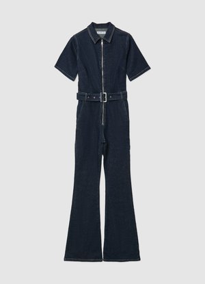 Tuta di denim scuro con maniche corte, cerniera frontale, colletto e vita con cintura. Gambe larghe a zampa e dettagli di cuciture a contrasto.