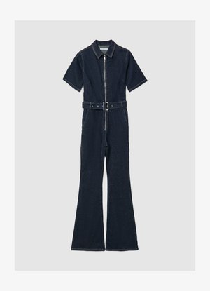 Combinaison en denim foncé à manches courtes, fermeture éclair à l'avant, col et taille ceinturée. Pantalon à jambes larges évasées avec des surpiqûres contrastantes.