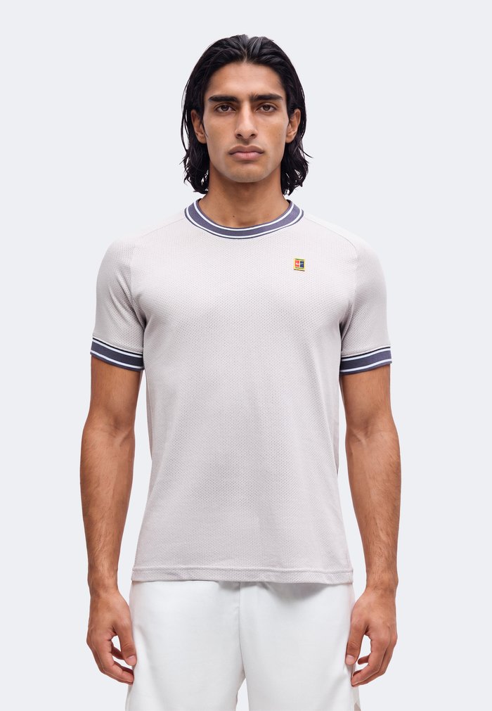 Nike HERITAGE - Camiseta deportiva - silver-coloured lilac/gridiron