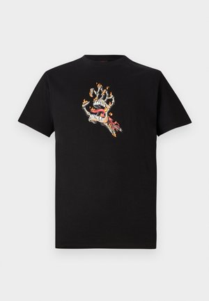 Zwart T-shirt met korte mouwen met een grafisch ontwerp van een vlammenwerpende skelet hand, open mond en vuurblaar in het midden van de borst.