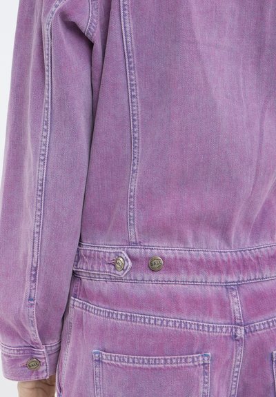 Vijoličasta denim jakna z odrgnjenim videzom, ki ima kovinske gumbe in strukturirano zasnovo. Vključuje žepke in vidne šive.