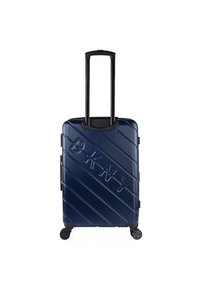 Maleta de viaje dura en color azul marino con surcos diagonales, logo en relieve en la parte frontal, asa negra ajustable y cuatro ruedas giratorias para mayor movilidad.