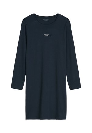 Granatowa sukienka midi z długim rękawem, okrągłym dekoltem oraz małym białym logo "Marc O'Polo" umieszczonym na środku klatki piersiowej.