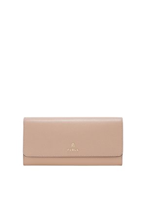 Cartera Furla en suave cuero beige con forma rectangular. Presenta una solapa frontal, logo grabado y una textura sutil. Acentos en tono dorado.