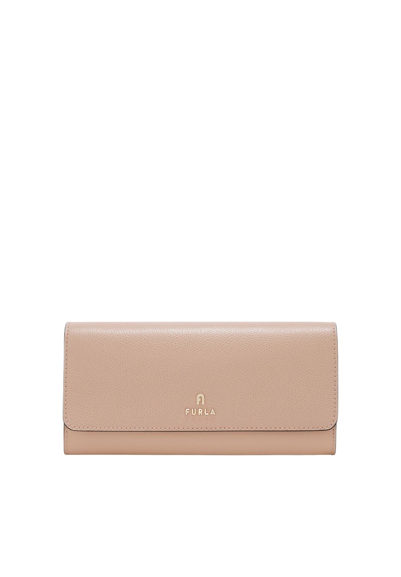 Cartera Furla en suave cuero beige con forma rectangular. Presenta una solapa frontal, logo grabado y una textura sutil. Acentos en tono dorado.