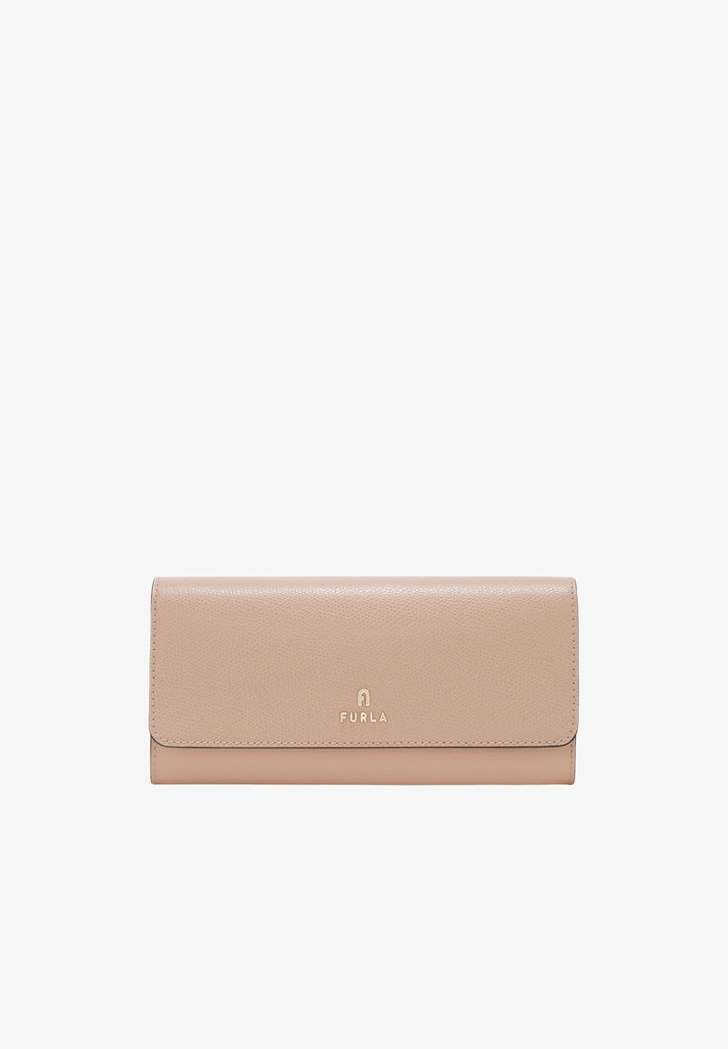 Cartera Furla en suave cuero beige con forma rectangular. Presenta una solapa frontal, logo grabado y una textura sutil. Acentos en tono dorado.