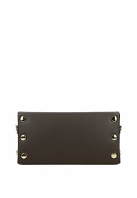Brązowa torebka kopertowa z faux skóry w kształcie prostokąta, z metalowymi ćwiekami wzdłuż jednej strony i zamknięciem na zamek. 
