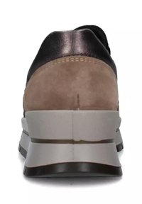Scarpa con tacco in pelle scamosciata marrone e parte superiore in sintetico nero, caratterizzata da una suola imbottita grigio chiaro e un sottile dettaglio di design sul retro.