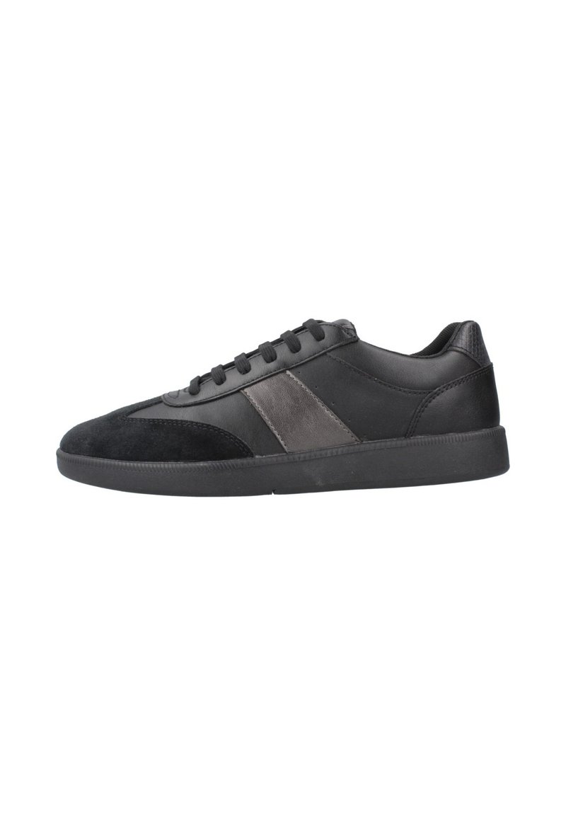 Zapatilla bajo negra de corte bajo con punta de ante, paneles laterales de cuero, cierre con cordones y cuello de talón texturizado, mostrada en perfil lateral sobre fondo blanco.