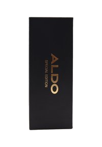 Czarna skrzynka o matowym wykończeniu, z dużym złotym napisem „ALDO” oraz mniejszym złotym tekstem „SPECIAL EDITION” poniżej.