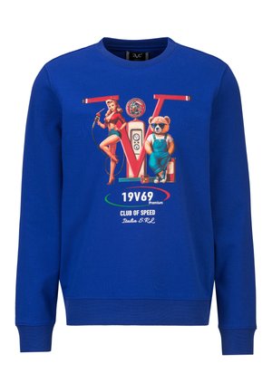 Blauer Sweatshirt mit Grafik einer Pin-up-Frau, die eine Zapfpistole hält, einem Bären in Latzhosen und einer Vintage-Tankstelle mit dem Text "19V69 Club of Speed".