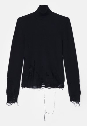 Pull noir à col roulé à manches longues avec des détails déchirés, des bords effilochés et des fils lâches au bas et aux poignets.