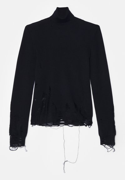 Fekete, hosszú ujjú garbós pulóver, mely viseltes részletekkel, rojtos szélekkel és laza szálakkal rendelkezik az alján és a mandzsettákon.