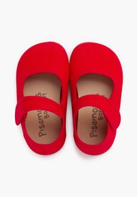 Rote Stoff-Mary-Jane-Schuhe mit runden Zehen und einem Klettverschluss. Die Einlegesohlen sind braun mit dem Markennamen in dunkler Schrift gedruckt.