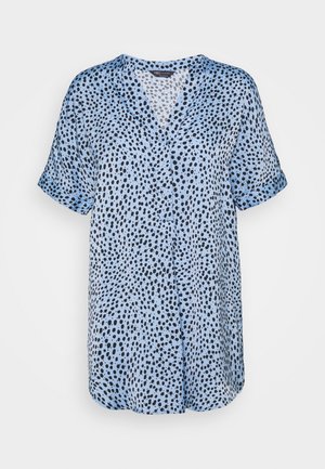 Hellblaue kurzärmelige Bluse mit schwarzem unregelmäßigem Punkte-Muster, V-Ausschnitt und lockerer Passform.