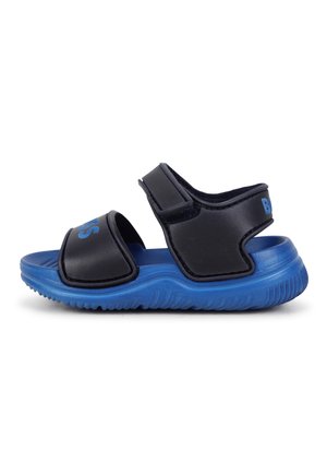 Sorte sandaler med justerbare remme, blå gummisål, tekstureret fodseng og blåt brandingdetalje på overdelen. Letvægtsdesign.