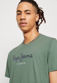 Pepe Jeans EGGO - Camiseta estampada - dark green