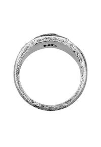 Texturerad silverring med en slät inre band, med en något upphöjd kant och en matt yta på den yttre ytan.