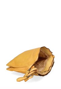 Clutch bag in pelle gialla con finitura testurizzata, doppie chiusure a zip e una forma morbida e non strutturata. L'interno presenta una fodera beige.