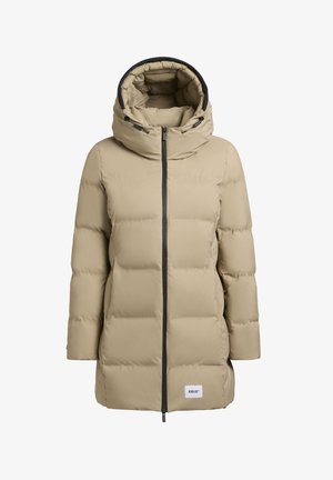 Beige pufferjack met hoge kraag, rits aan de voorkant en zwarte accenten. Heeft doorstikte delen en een logo-tag aan de onderkant.