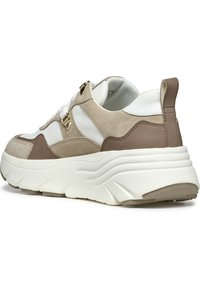 Kraftig sneaker med en mix av beige mocka och vit läder, med en strukturerad sula och guld accenter, som visar upp en samtida design.