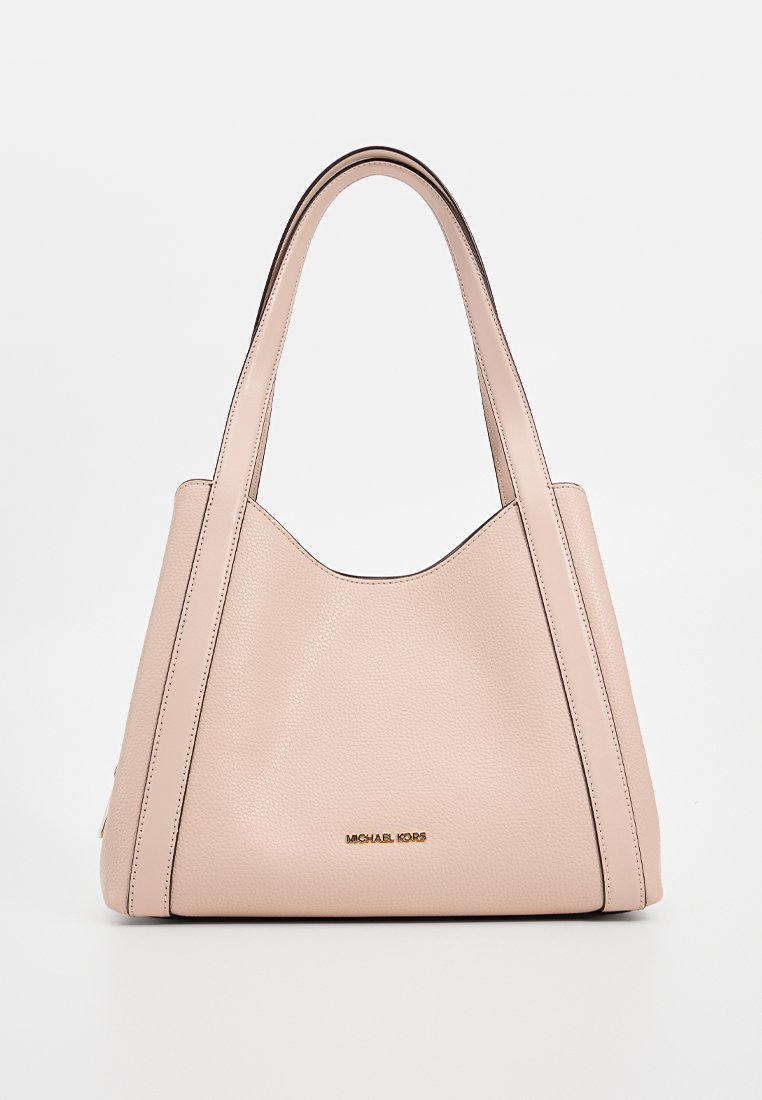 Roze leren handtas met reliëf, dubbele handgrepen, ruime opening en subtiel goudkleurig logo aan de voorkant. Zachte textuur en modern silhouet.