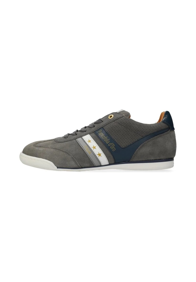 Sneaker in suede grigio con pannelli in rete, dettagli navy, strisce bianche con tre stelle dorate e suola in gomma bianca.