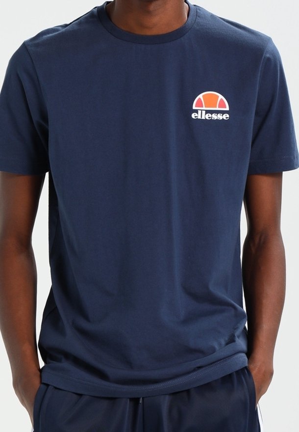 Camiseta de algodón azul marino con cuello redondo, mangas cortas y un logo "ellesse" en blanco con un diseño de arco en naranja y blanco en el pecho.