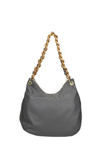 Borsa in pelle grigia con una finitura lucida, dotata di una tracolla in catena dorata attorcigliata e rifiniture dorate. Texture liscia e design curvo.